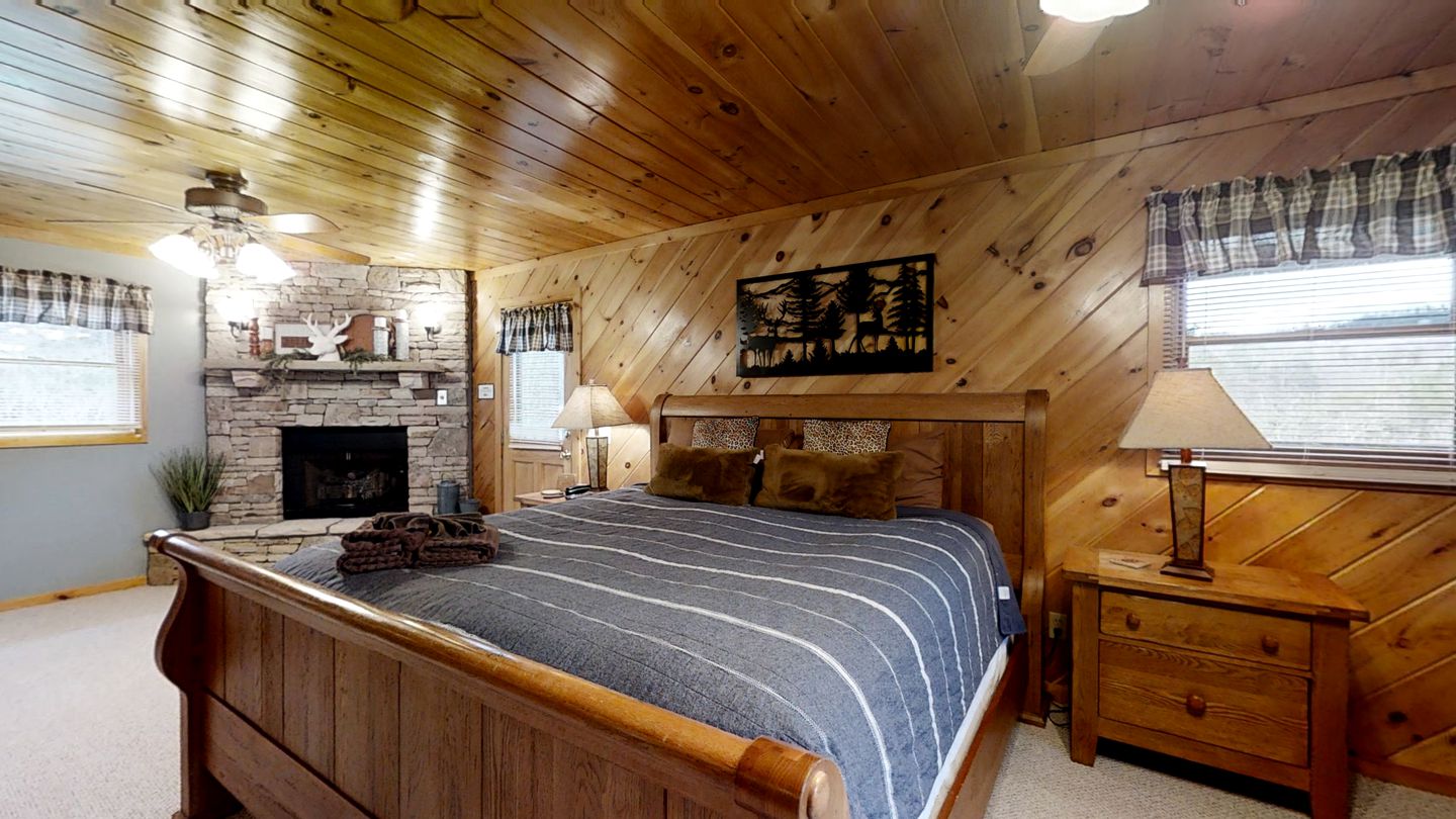 Impressive Cabin with Fireplace, Hot-tub and Stunning Forest Views in Sevierville, Tennessee