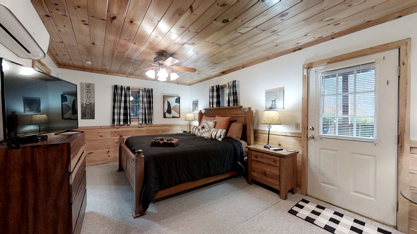 Impressive Cabin with Fireplace, Hot-tub and Stunning Forest Views in Sevierville, Tennessee