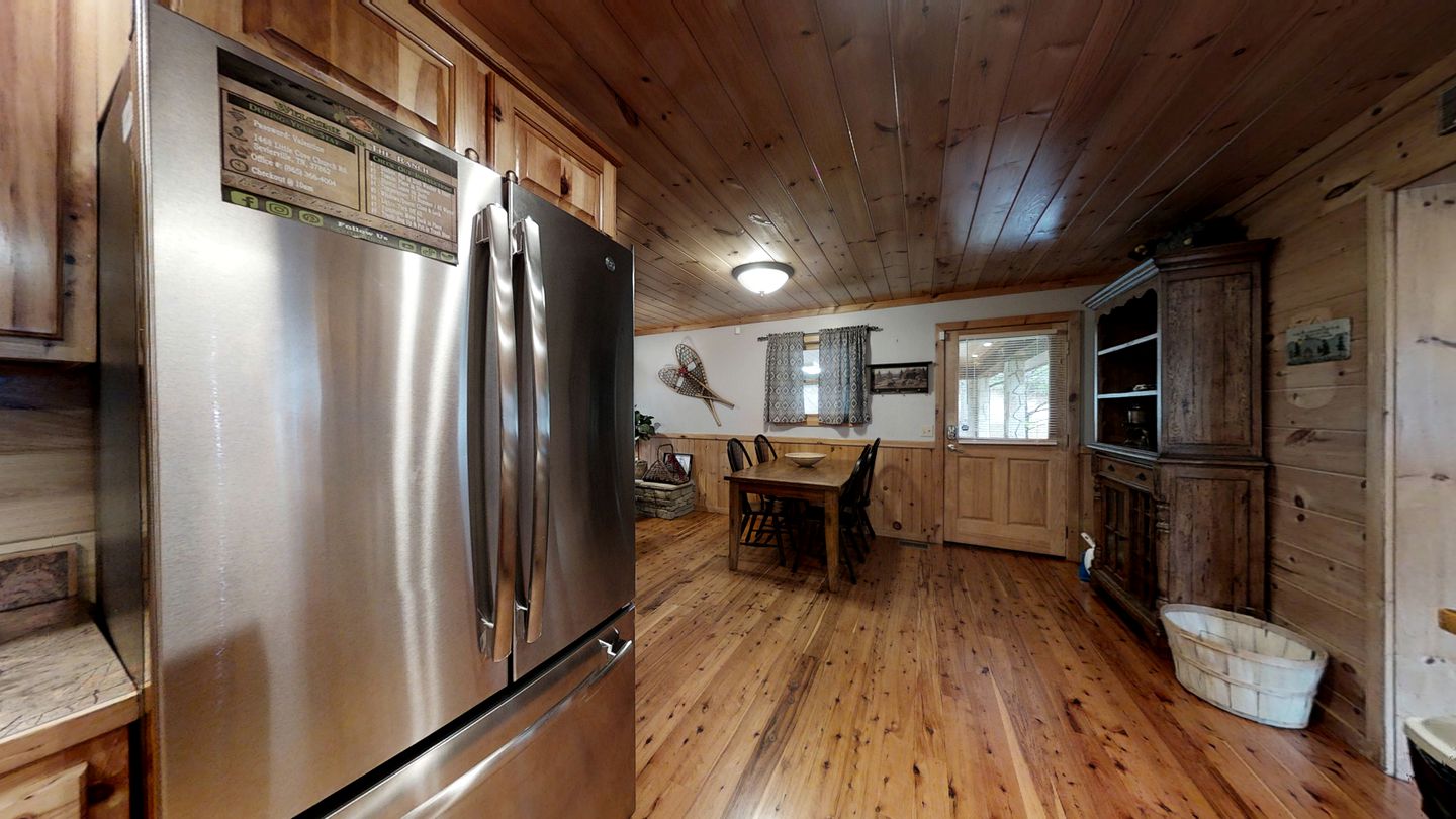Impressive Cabin with Fireplace, Hot-tub and Stunning Forest Views in Sevierville, Tennessee