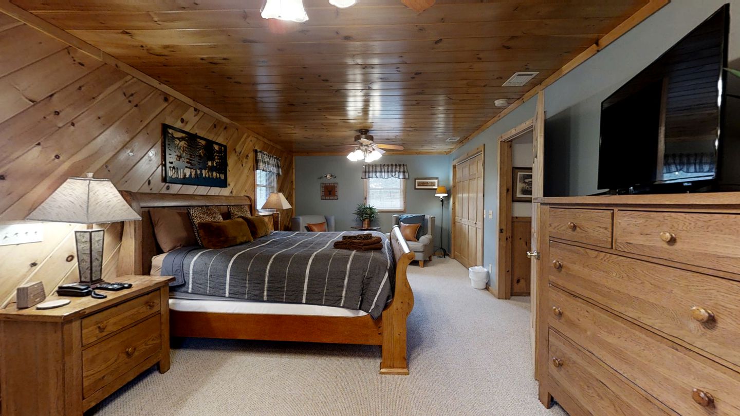 Impressive Cabin with Fireplace, Hot-tub and Stunning Forest Views in Sevierville, Tennessee