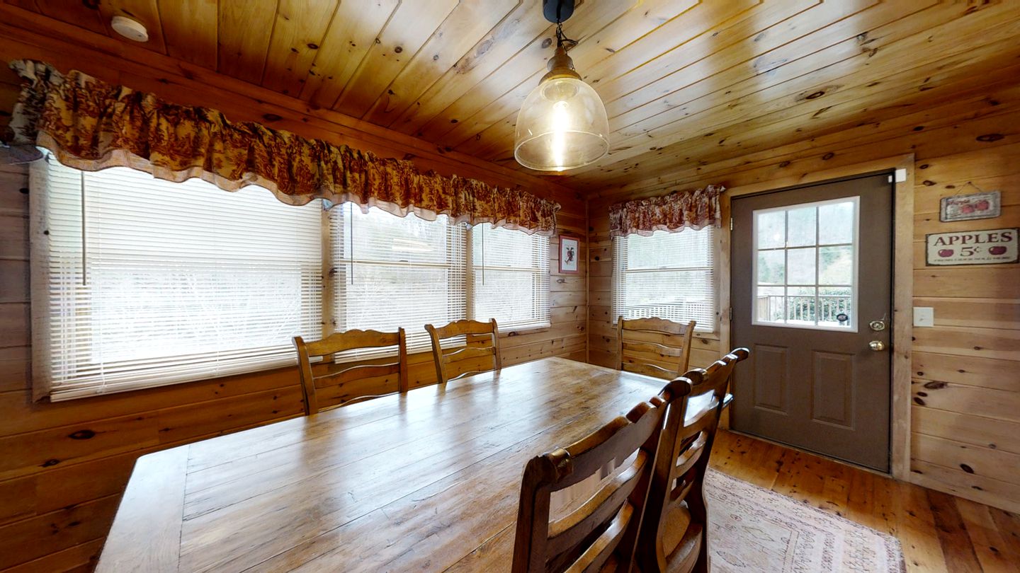 Impressive Cabin with Fireplace, Hot-tub and Stunning Forest Views in Sevierville, Tennessee