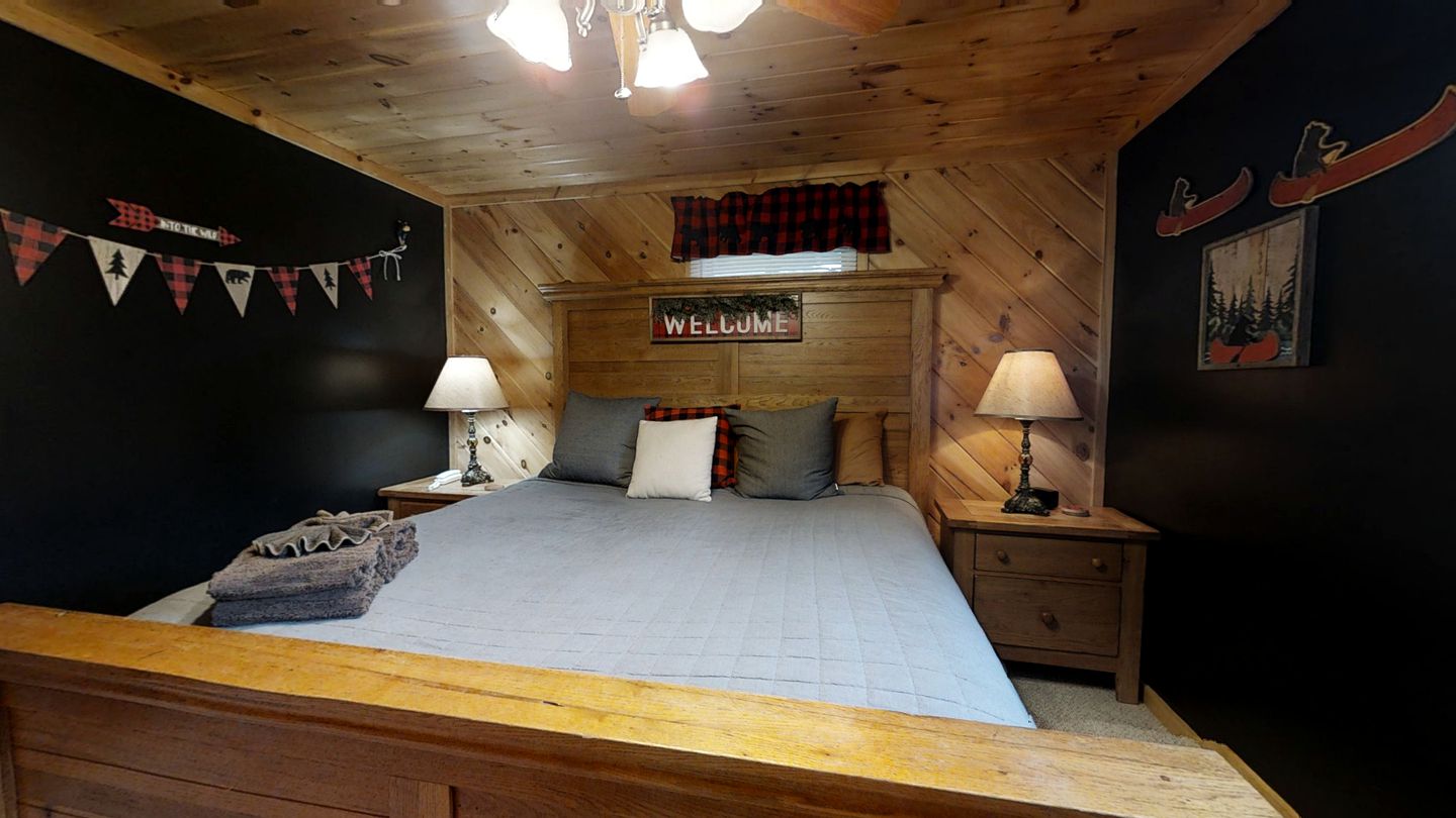 Impressive Cabin with Fireplace, Hot-tub and Stunning Forest Views in Sevierville, Tennessee