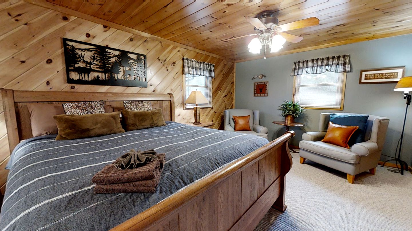 Impressive Cabin with Fireplace, Hot-tub and Stunning Forest Views in Sevierville, Tennessee