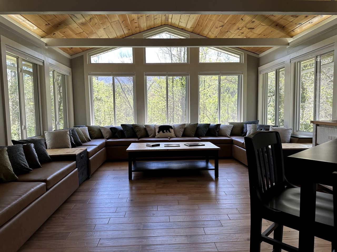 Beautiful Fully Furnished Cabin with Hot-Tub and Game Room in Gatlinburg, Tennesse