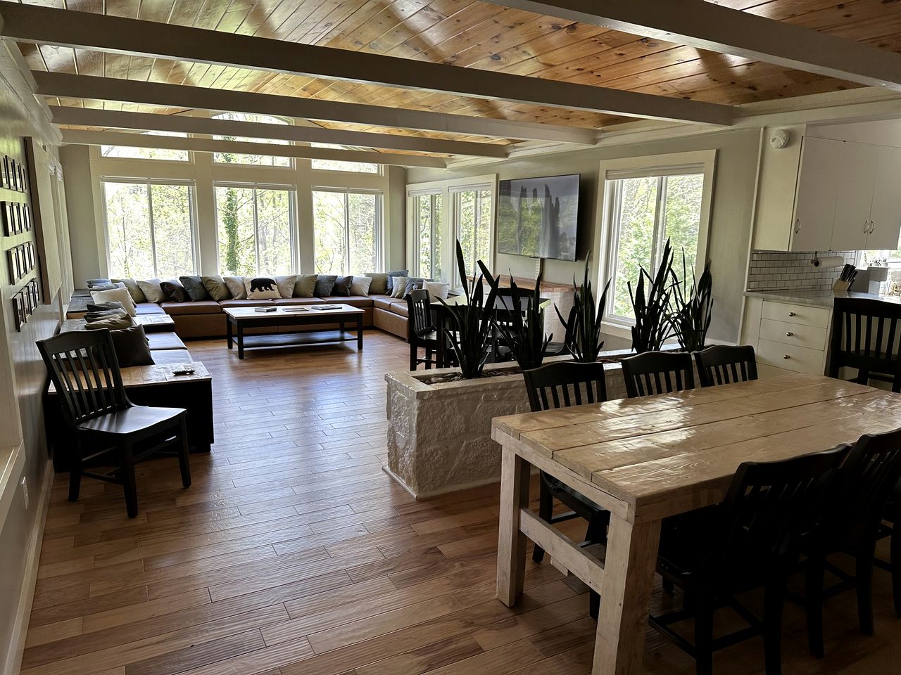 Beautiful Fully Furnished Cabin with Hot-Tub and Game Room in Gatlinburg, Tennesse