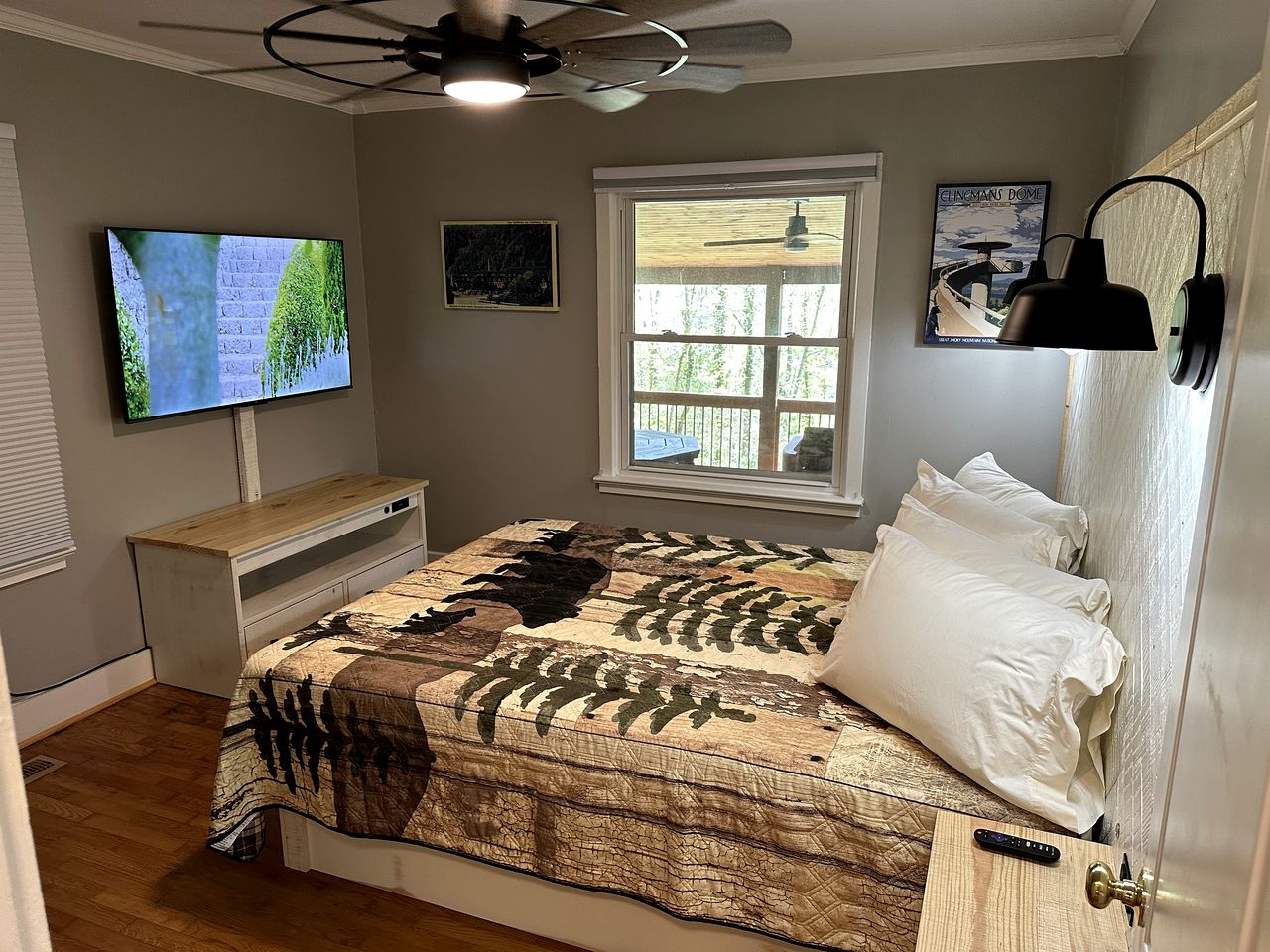 Beautiful Fully Furnished Cabin with Hot-Tub and Game Room in Gatlinburg, Tennesse