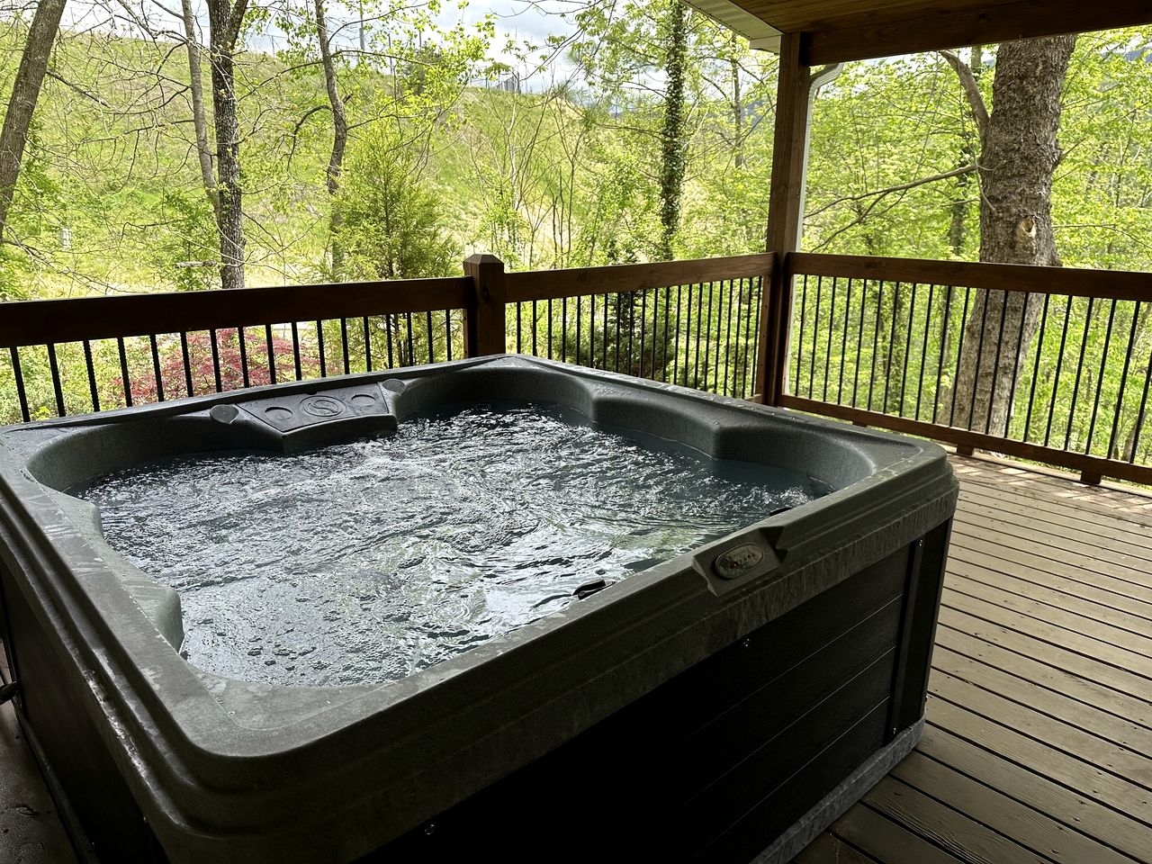 Beautiful Fully Furnished Cabin with Hot-Tub and Game Room in Gatlinburg, Tennesse