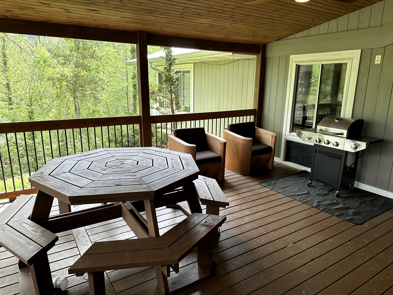 Beautiful Fully Furnished Cabin with Hot-Tub and Game Room in Gatlinburg, Tennesse