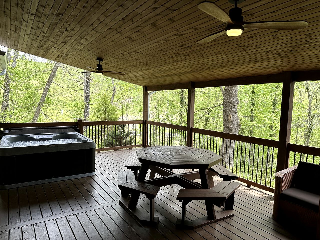 Beautiful Fully Furnished Cabin with Hot-Tub and Game Room in Gatlinburg, Tennesse