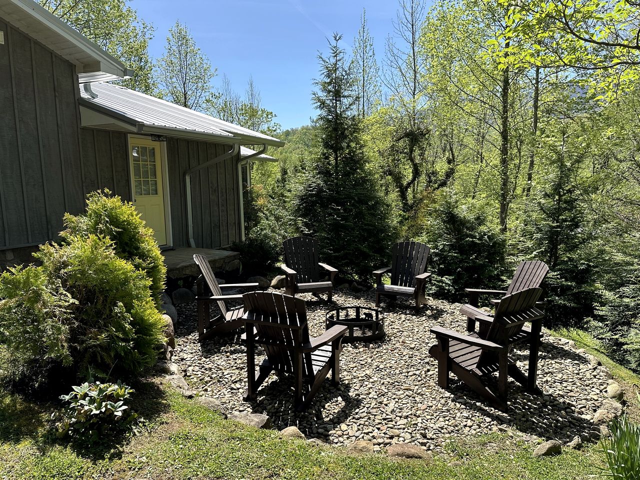 Beautiful Fully Furnished Cabin with Hot-Tub and Game Room in Gatlinburg, Tennesse