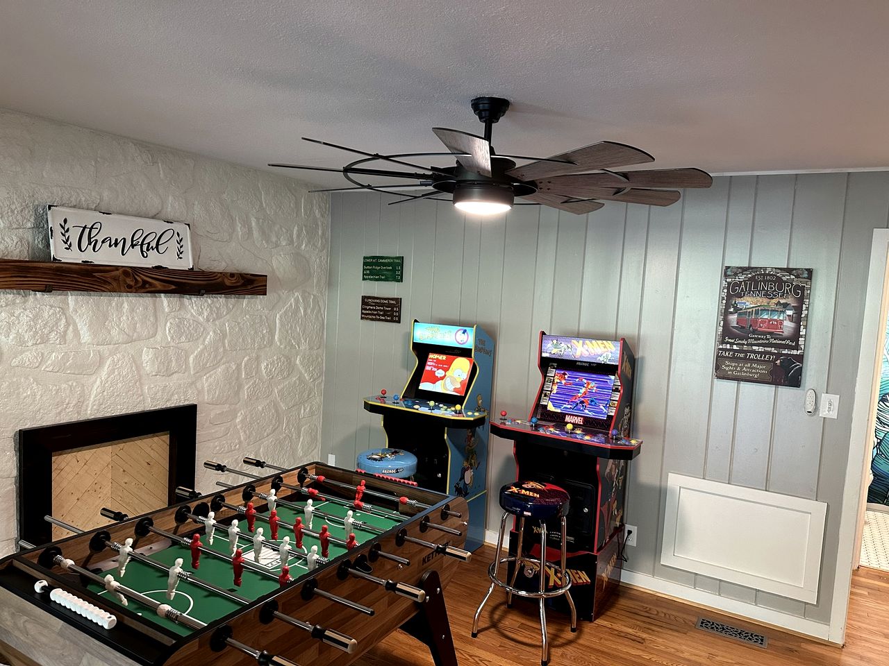 Beautiful Fully Furnished Cabin with Hot-Tub and Game Room in Gatlinburg, Tennesse