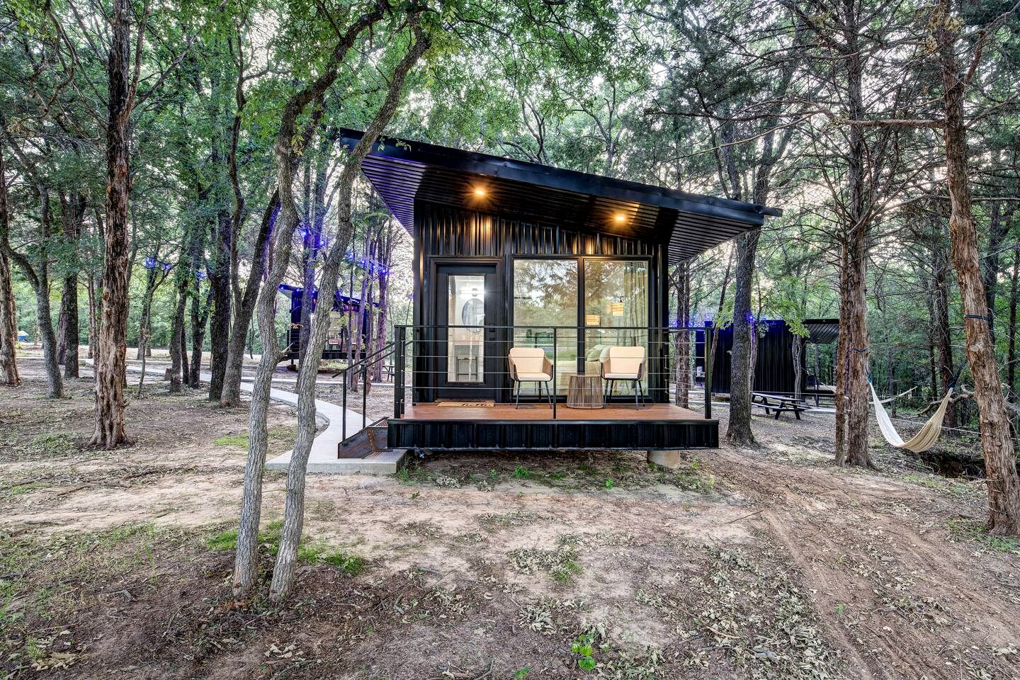 Bright Modern Treehouse with Pickleball Court Near LBJ Grasslands | Alvord, Texas