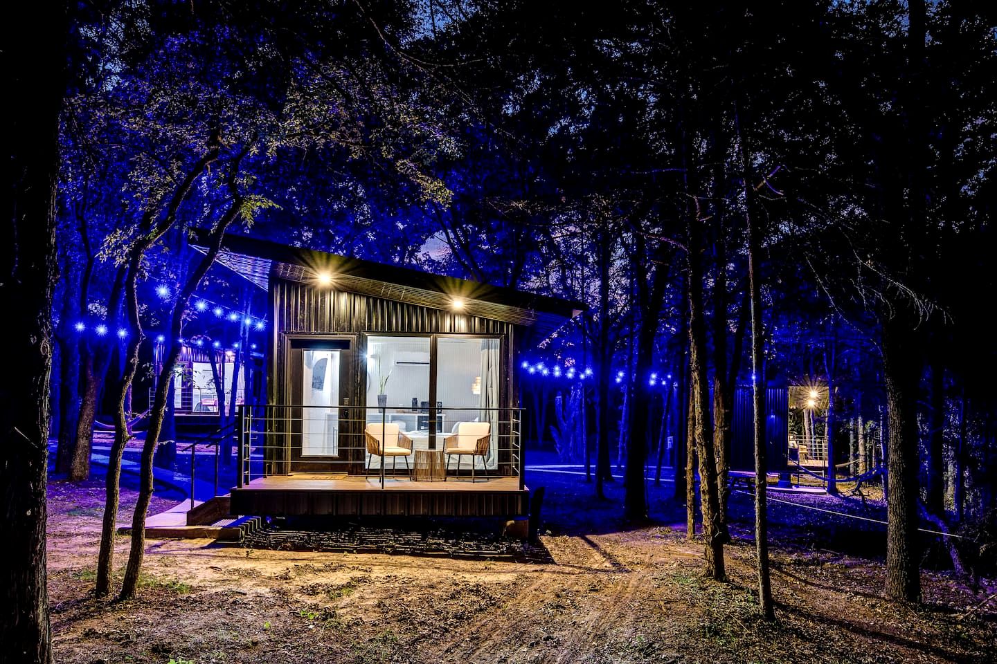 Bright Modern Treehouse with Pickleball Court Near LBJ Grasslands | Alvord, Texas