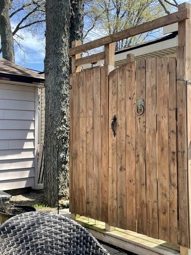 Cabins (Canada, Leamington, Ontario)