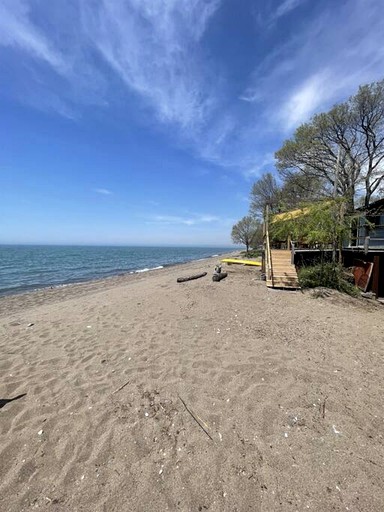 Cabins (Canada, Leamington, Ontario)