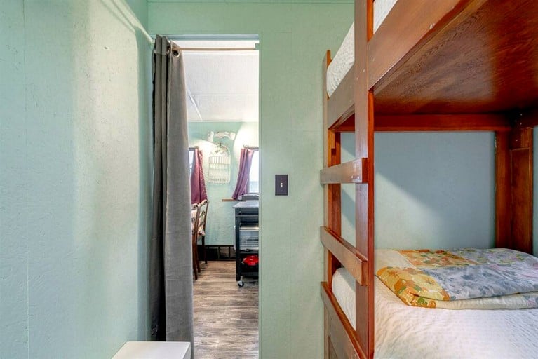Cabins (Canada, Leamington, Ontario)