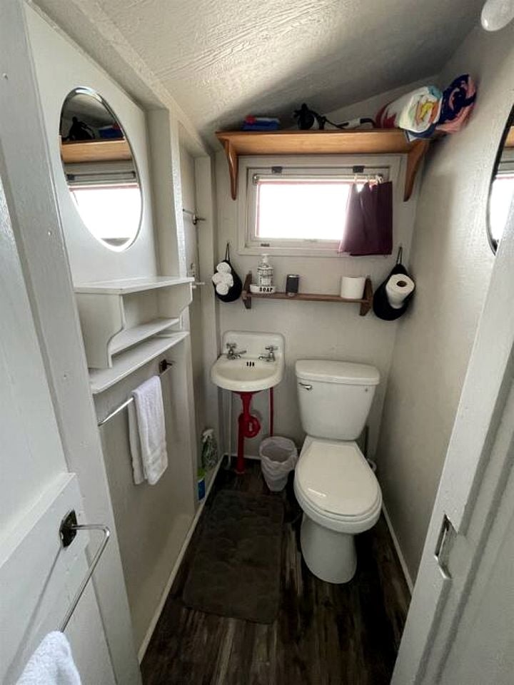 Cozy Lake Tiny House Incredible to Create New Memories in Ontario