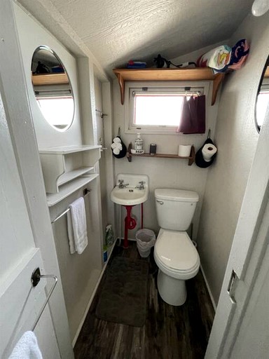Cabins (Canada, Leamington, Ontario)