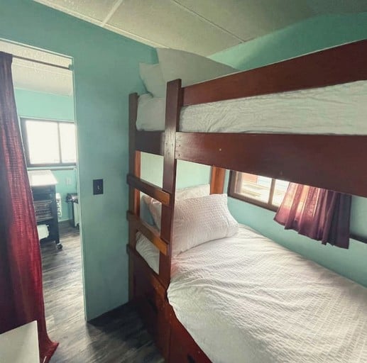 Cabins (Canada, Leamington, Ontario)