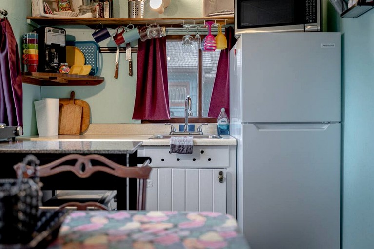 Cabins (Canada, Leamington, Ontario)