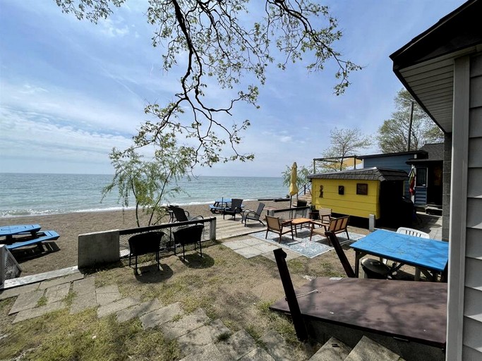 Cabins (Canada, Leamington, Ontario)