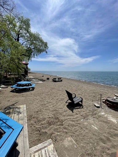 Cabins (Canada, Leamington, Ontario)