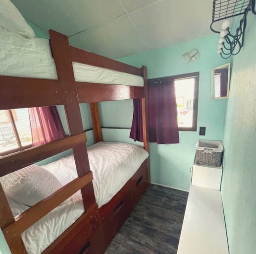 Cabins (Canada, Leamington, Ontario)