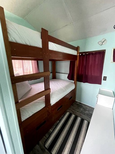 Cabins (Canada, Leamington, Ontario)