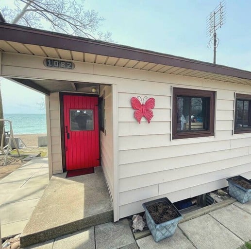 Cozy Lake Tiny House Incredible to Create New Memories in Ontario