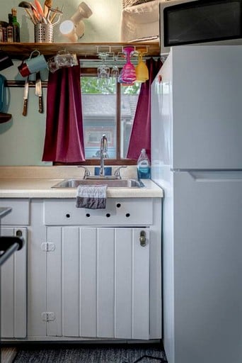 Cabins (Canada, Leamington, Ontario)