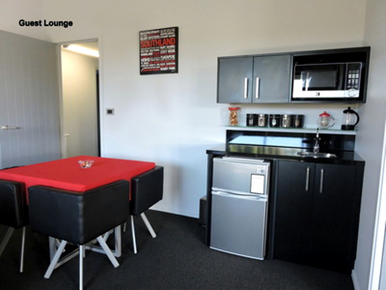 Comfortable and Modern Suite Accommodation with a Garden in Gore, New Zealand