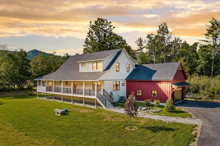Luxury Spacious Farmhouse with Saco River Access Near Attitash Mountain, Bartlett NH