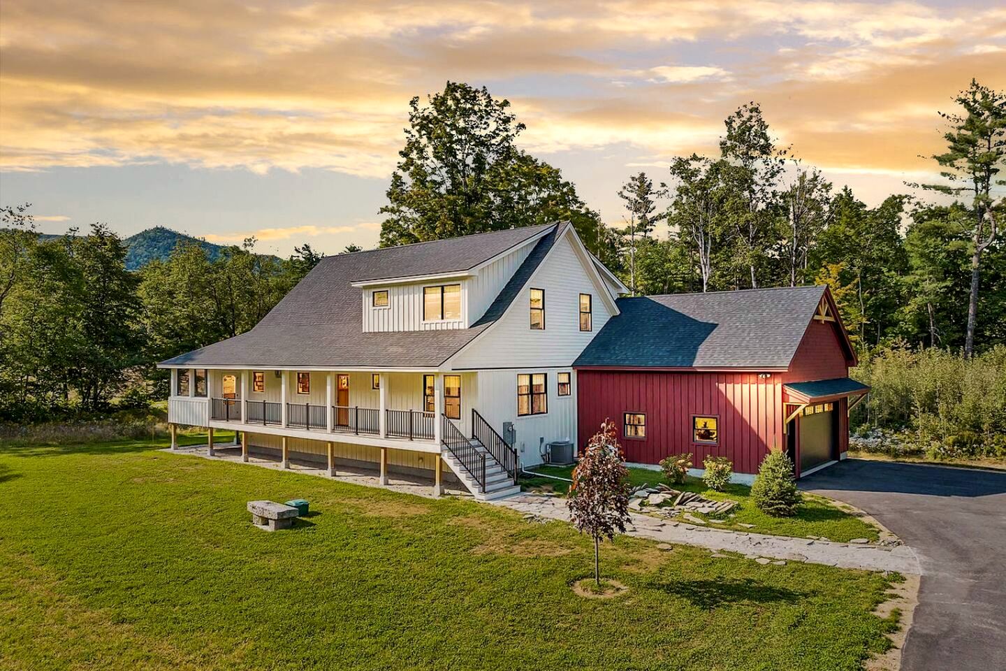 Luxury Spacious Farmhouse with Saco River Access Near Attitash Mountain, Bartlett NH