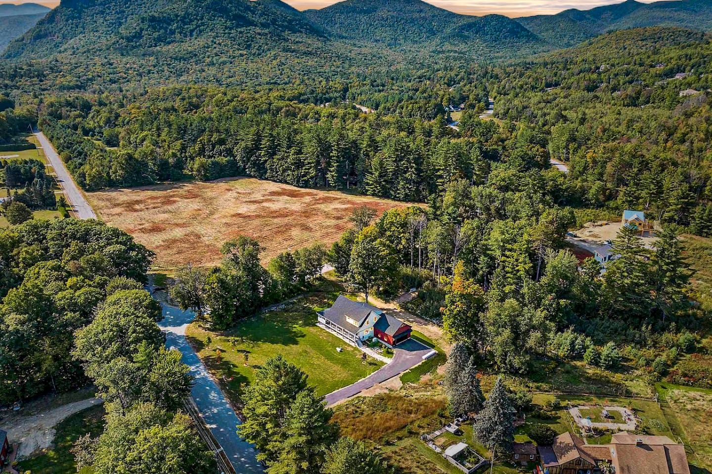 Luxury Spacious Farmhouse with Saco River Access Near Attitash Mountain, Bartlett NH