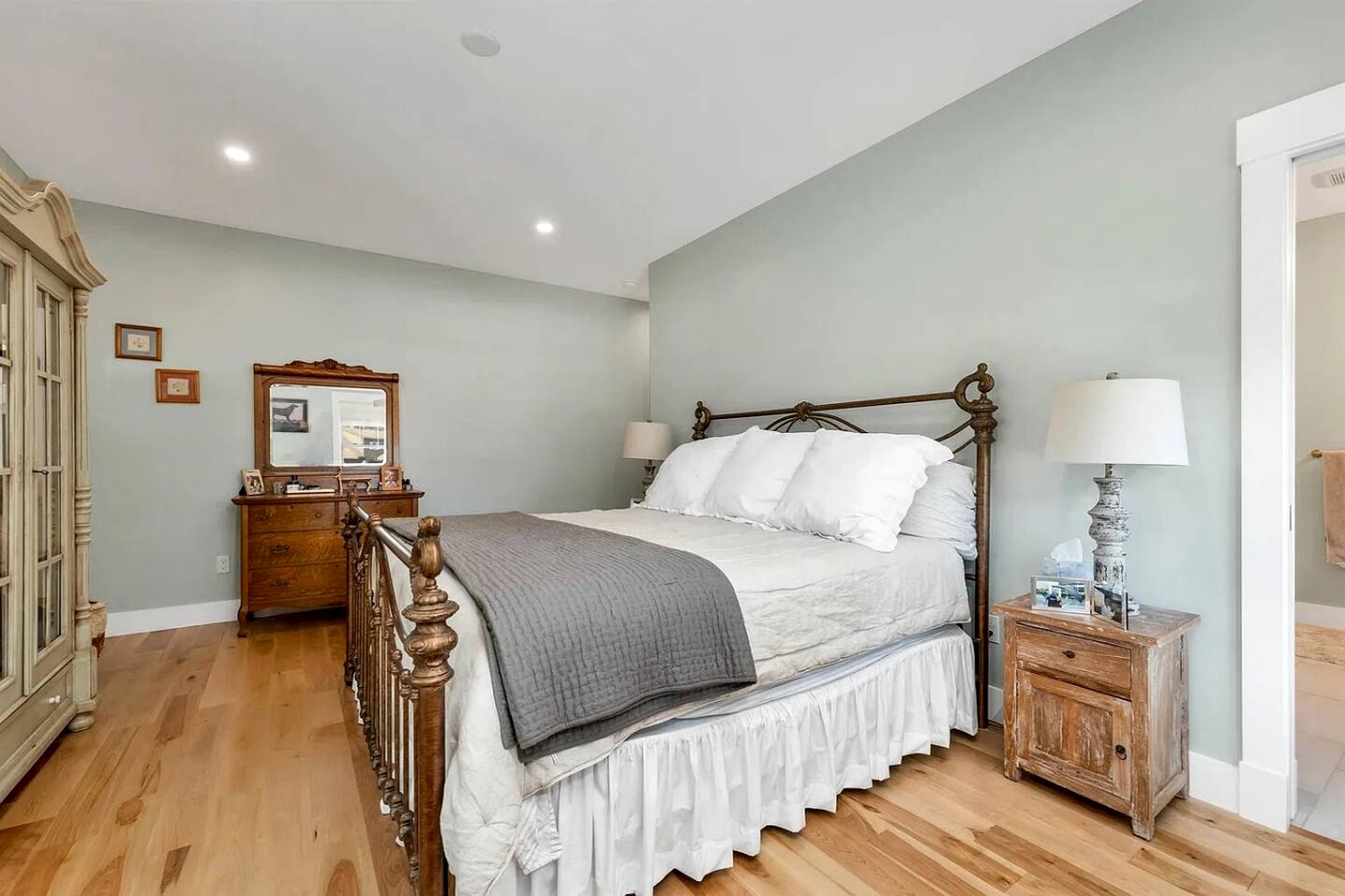 Luxury Spacious Farmhouse with Saco River Access Near Attitash Mountain, Bartlett NH