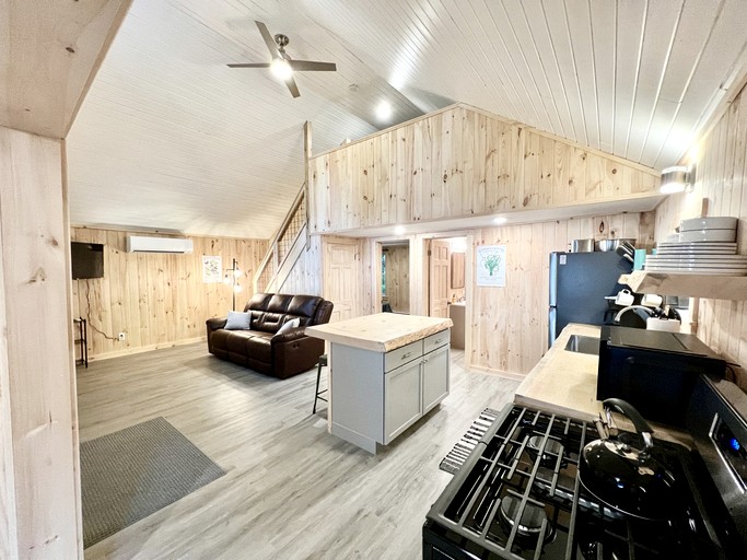 Cabins (United States of America, Burnham, Maine)