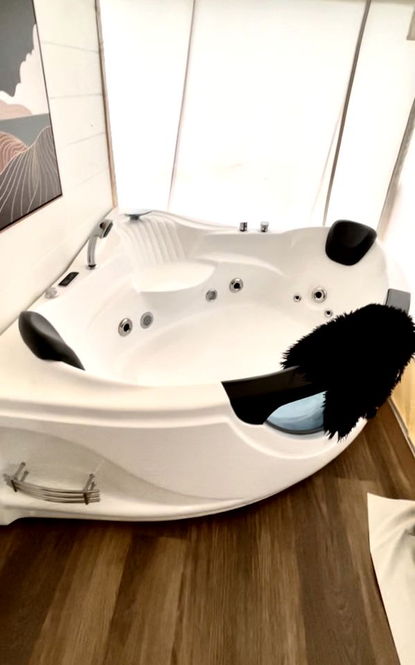 Deluxe Safari Tent with Indoor Jacuzzi in Kentucky