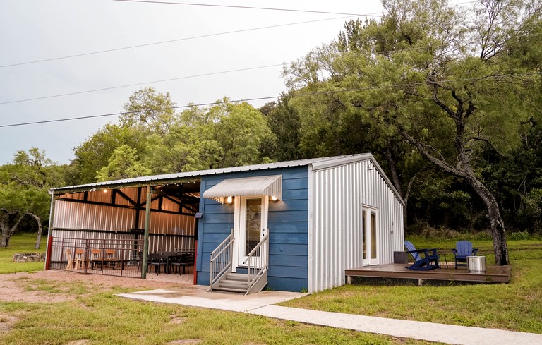 Gorgeous Tiny House with Fire Pit, Games and Barbecue in Lometa, Texas