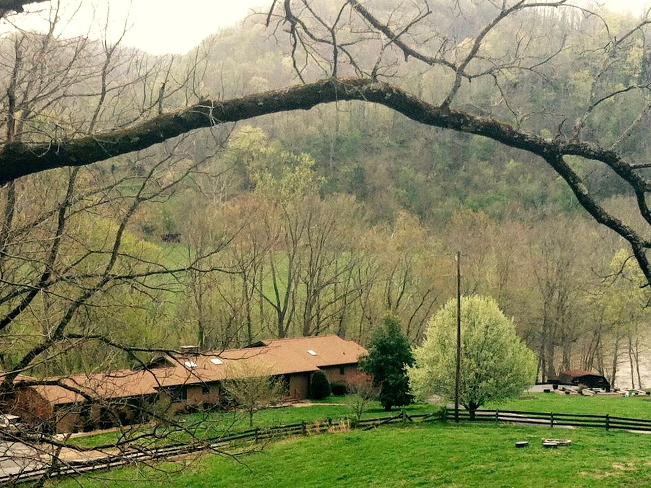 Riverside Cabin with a Hot Tub by Creeper Trailhead in Virginia