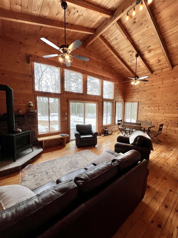 Pet-friendly Riverfront Cottage Amazing to Immerse into the Wildlife in Hiram, Maine