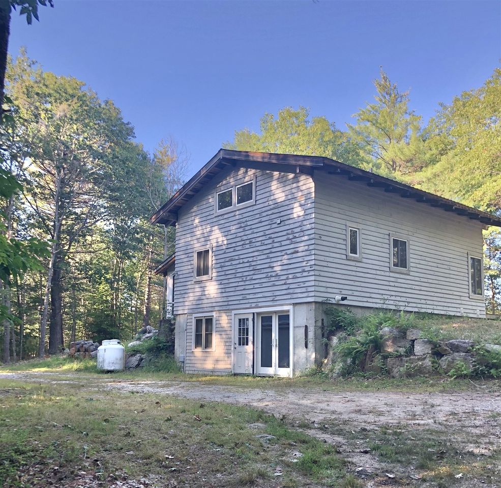 Pet-friendly Riverfront Cottage Amazing to Immerse into the Wildlife in Hiram, Maine