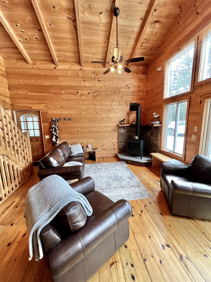 Pet-friendly Riverfront Cottage Amazing to Immerse into the Wildlife in Hiram, Maine