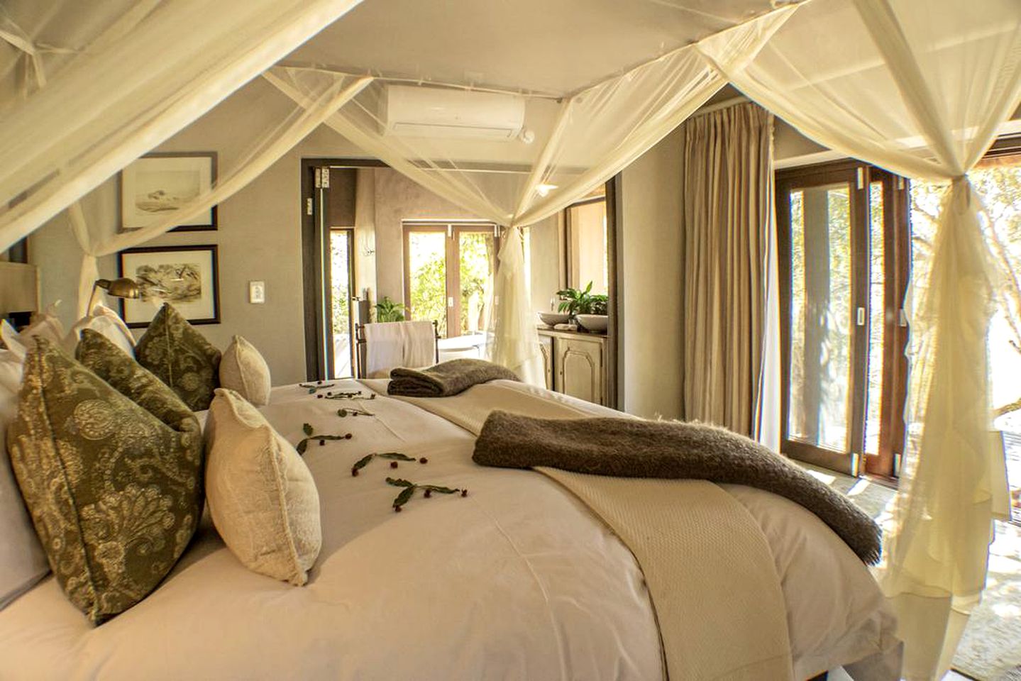 Luxury Safari Getaway in Thornybush Private Nature Reserve near Hoedspruit, South Africa