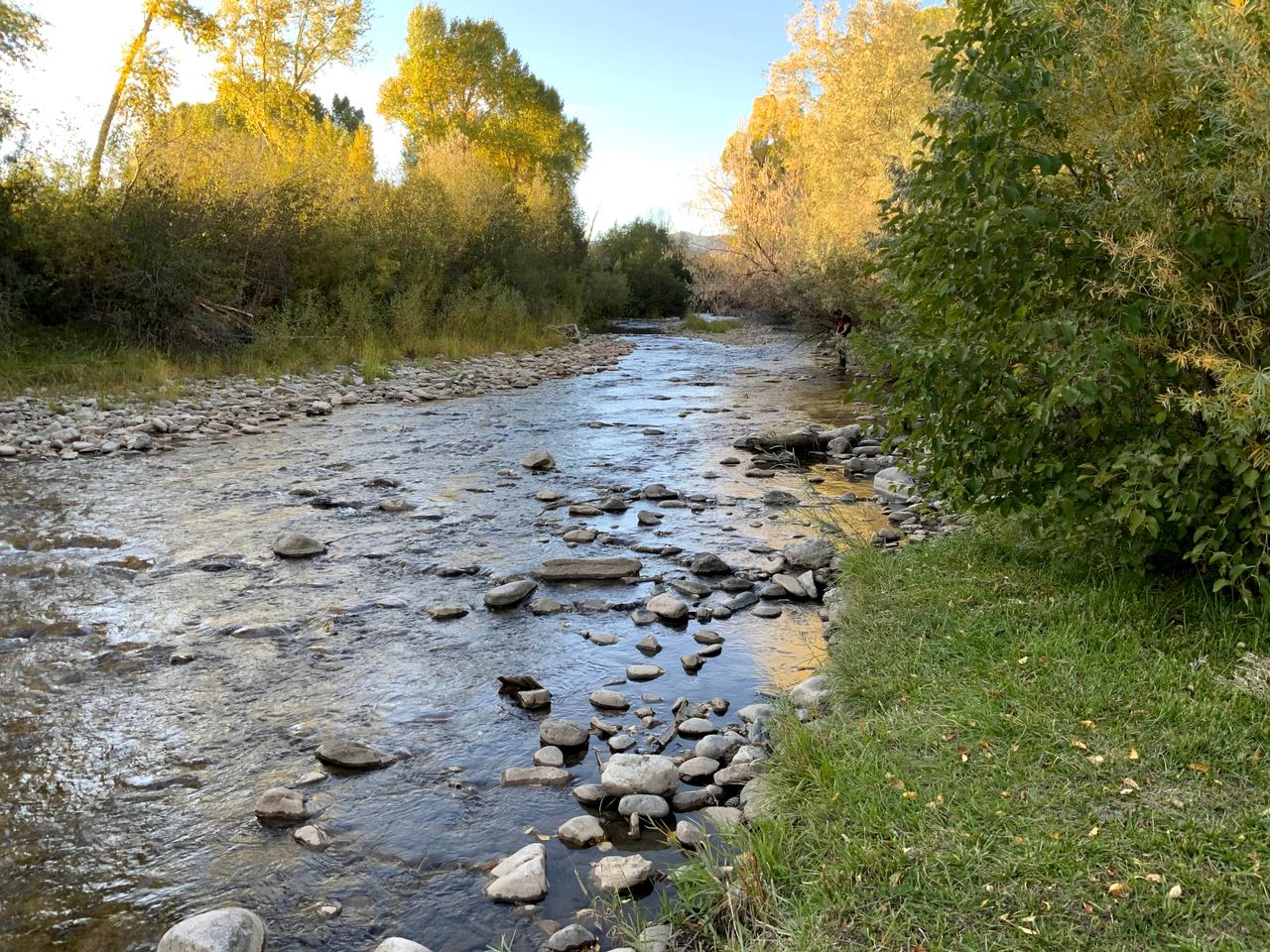 Glamp by the River: Unforgettable Getaway in New Mexico's Scenic Wilderness