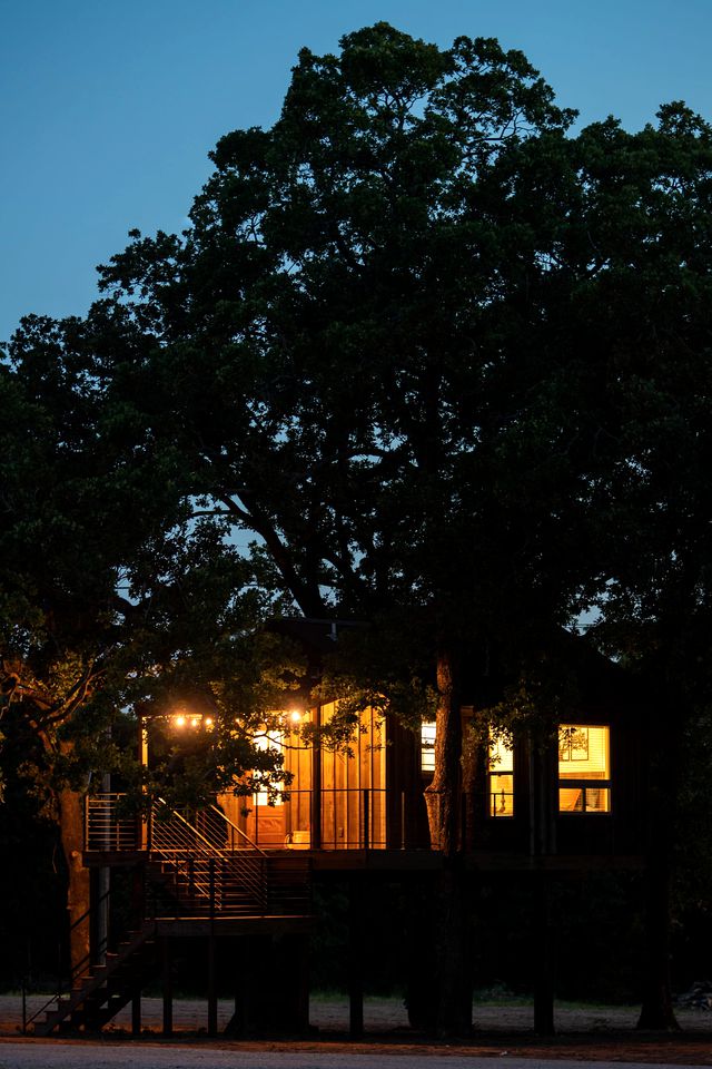 Elm Mott Tree House for Glamping near Magnolia, Texas