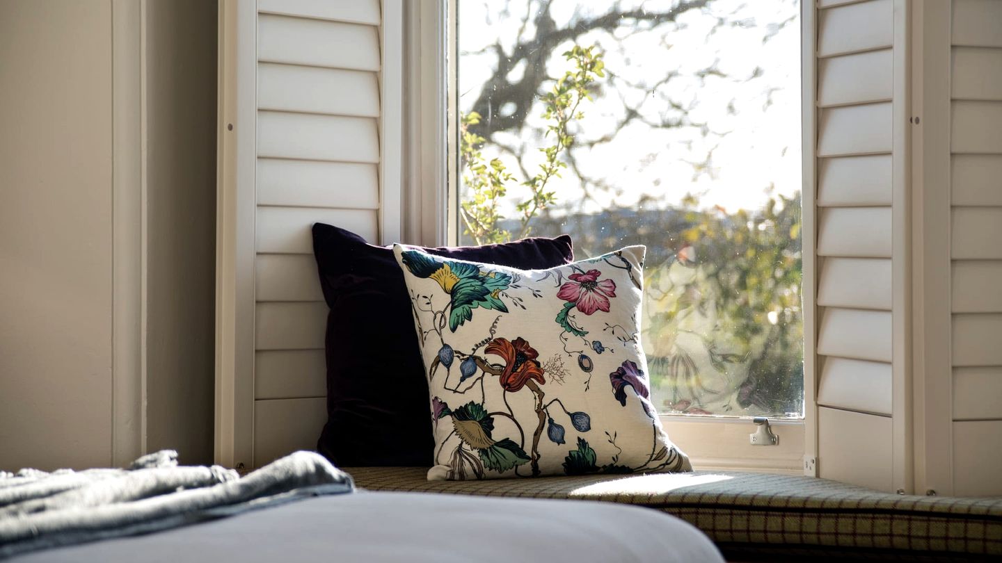 Luminous Elegant Rental with Patio and Landscape Views in Victoria