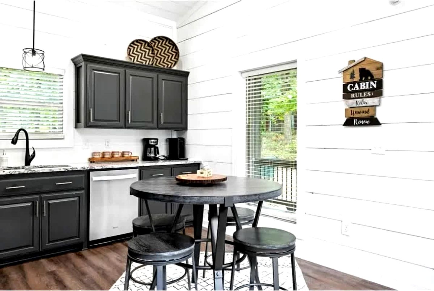 Cozy Woodland Cabin with Hot Tub & Fire Pit Near Broken Bow Lake, Broken Bow OK