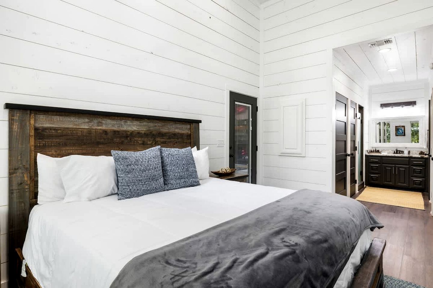 Cozy Woodland Cabin with Hot Tub & Fire Pit Near Broken Bow Lake, Broken Bow OK