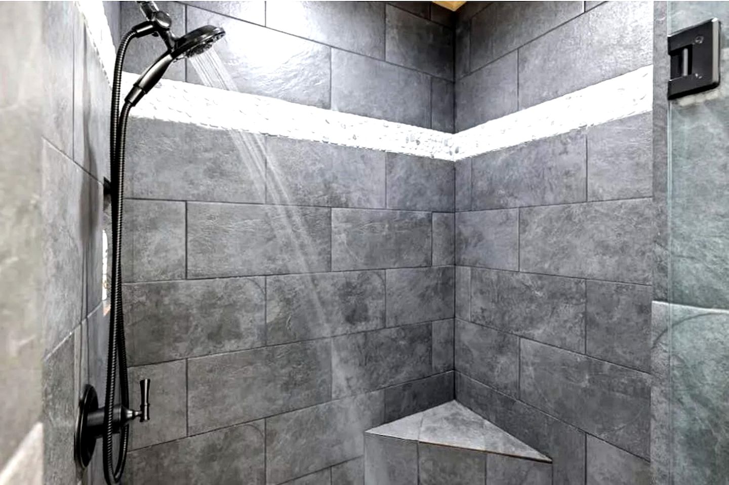 Cozy Woodland Cabin with Hot Tub & Fire Pit Near Broken Bow Lake, Broken Bow OK