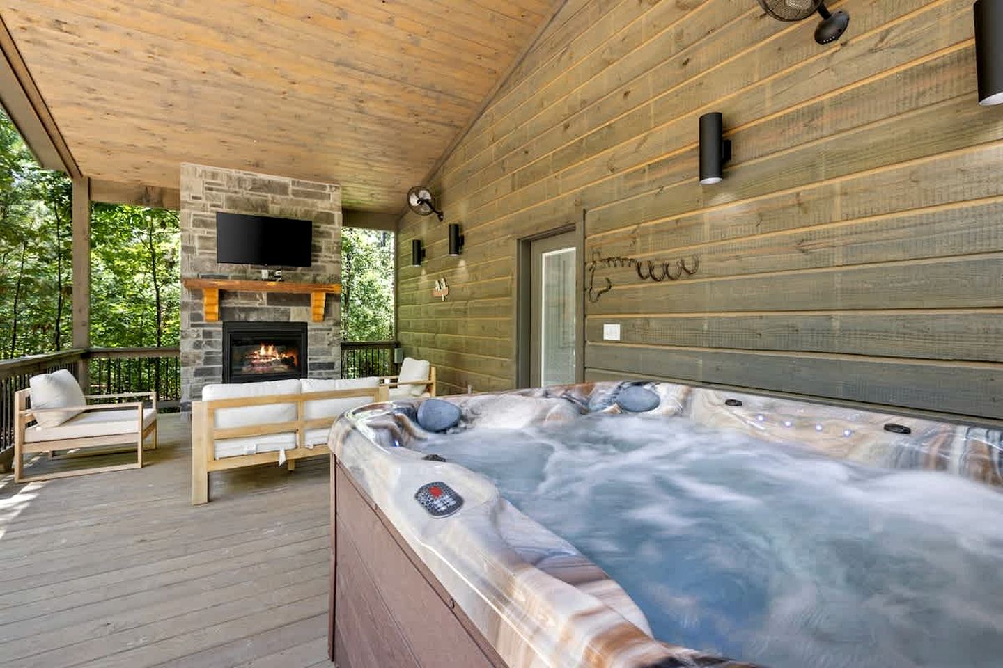 Cozy Woodland Cabin with Hot Tub & Fire Pit Near Broken Bow Lake, Broken Bow OK